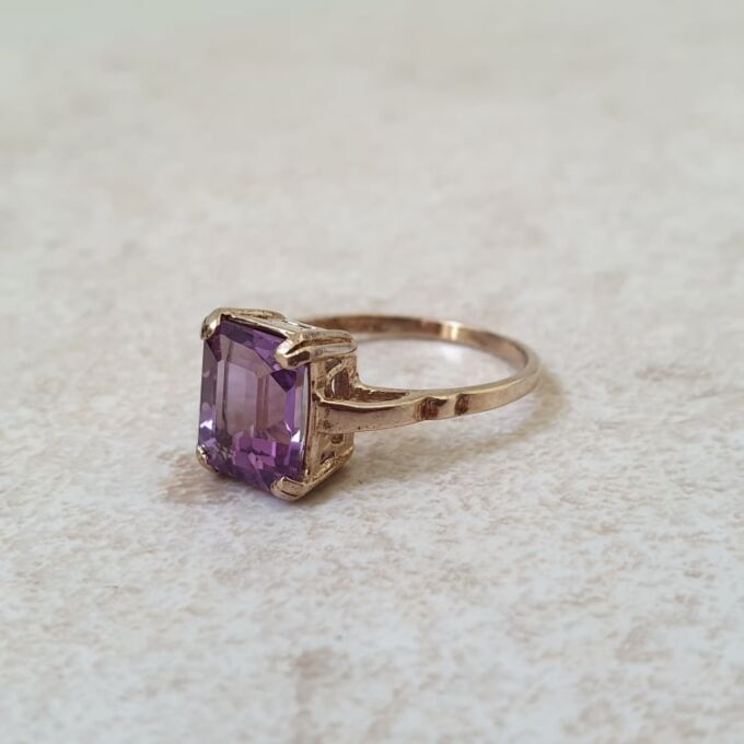 Amethyst Solitaire Ring in 9ct Gold