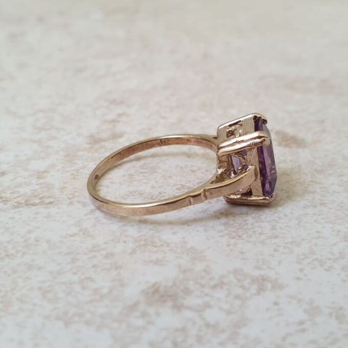 Amethyst Solitaire Ring in 9ct Gold