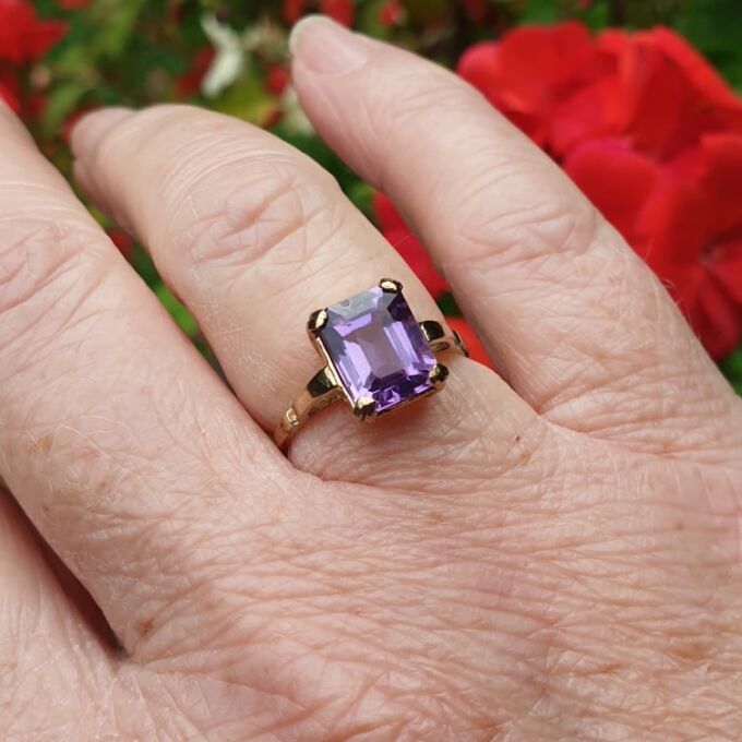 Amethyst Solitaire Ring in 9ct Gold