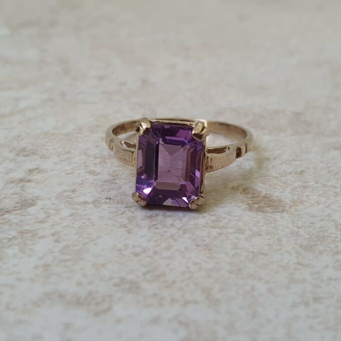 Amethyst Solitaire Ring in 9ct Gold