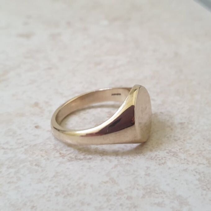 Oval Signet Ring in 9ct Gold