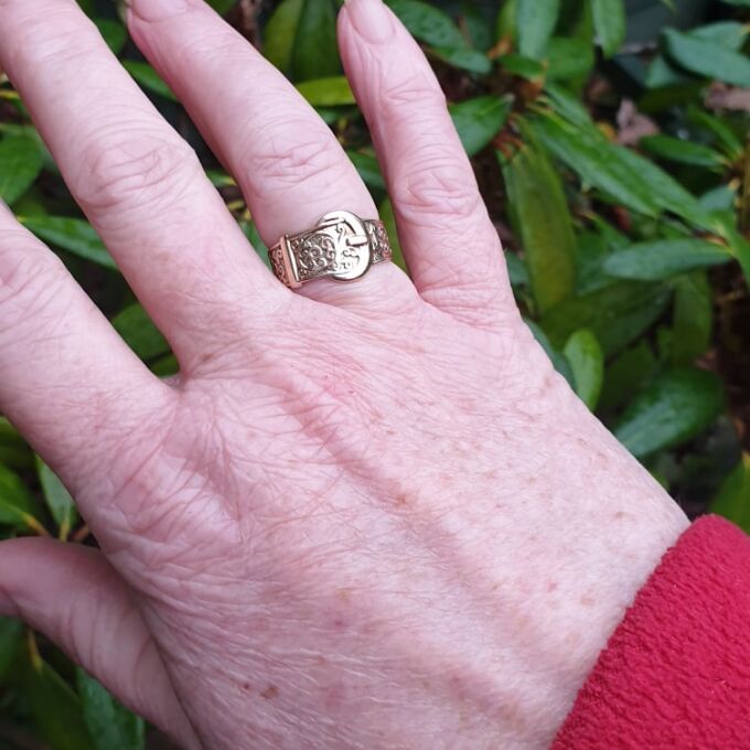 Buckle Ring in 9ct Gold