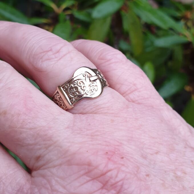 Buckle Ring in 9ct Gold