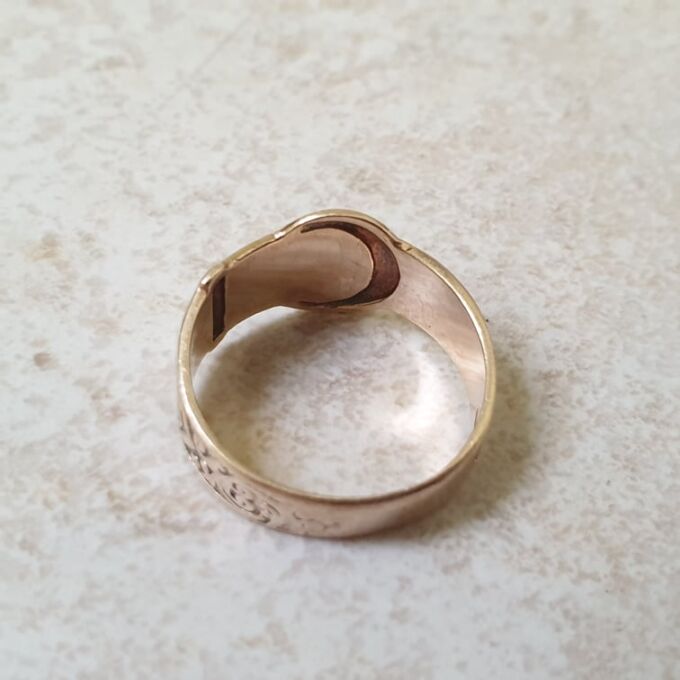 Buckle Ring in 9ct Gold