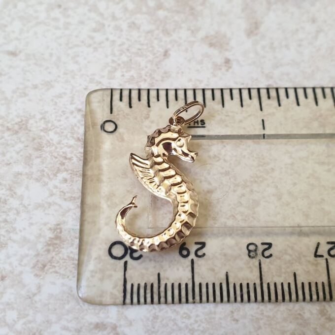 Seahorse Pendant in 9ct Gold