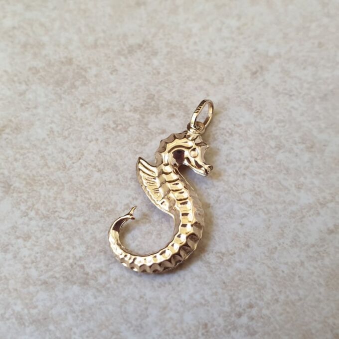 Seahorse Pendant in 9ct Gold