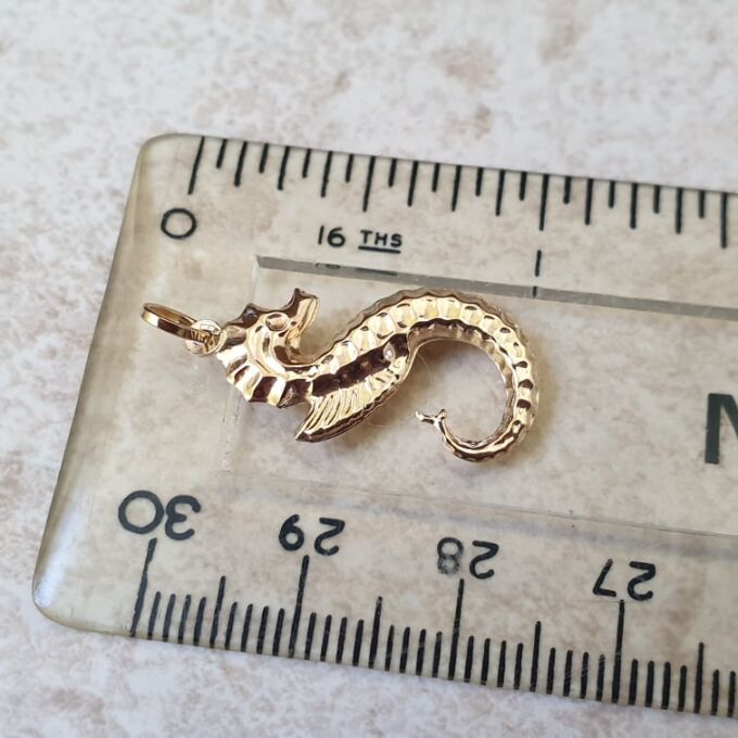 Seahorse Pendant in 9ct Gold