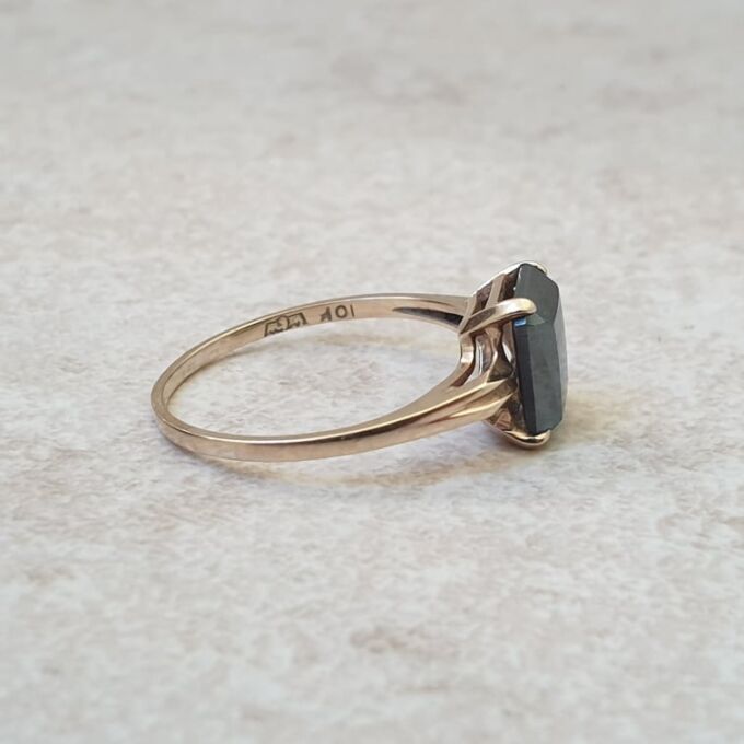 Hematite Solitaire Ring in 10ct Gold