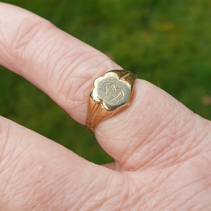 Tiny Antique Signet Ring in 18ct Gold