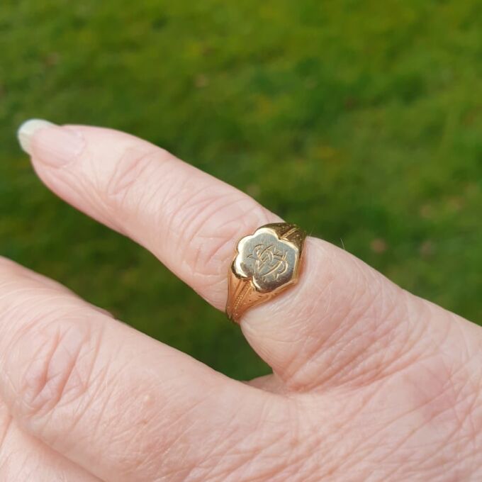 Tiny Antique Signet Ring in 18ct Gold