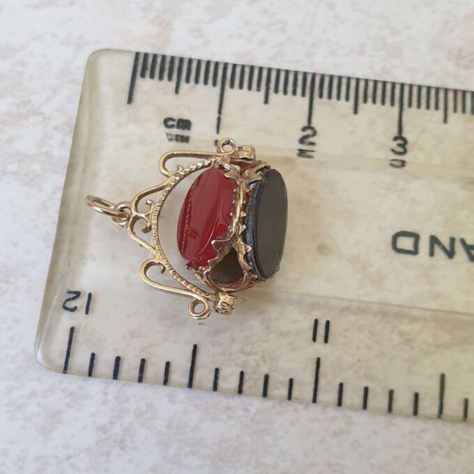 Small Three Stone Spinner Pendant in 9ct Gold