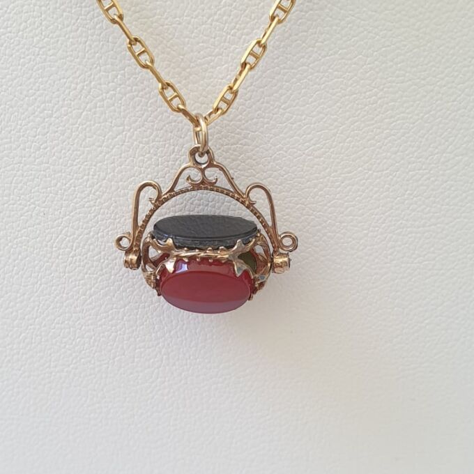 Small Three Stone Spinner Pendant in 9ct Gold