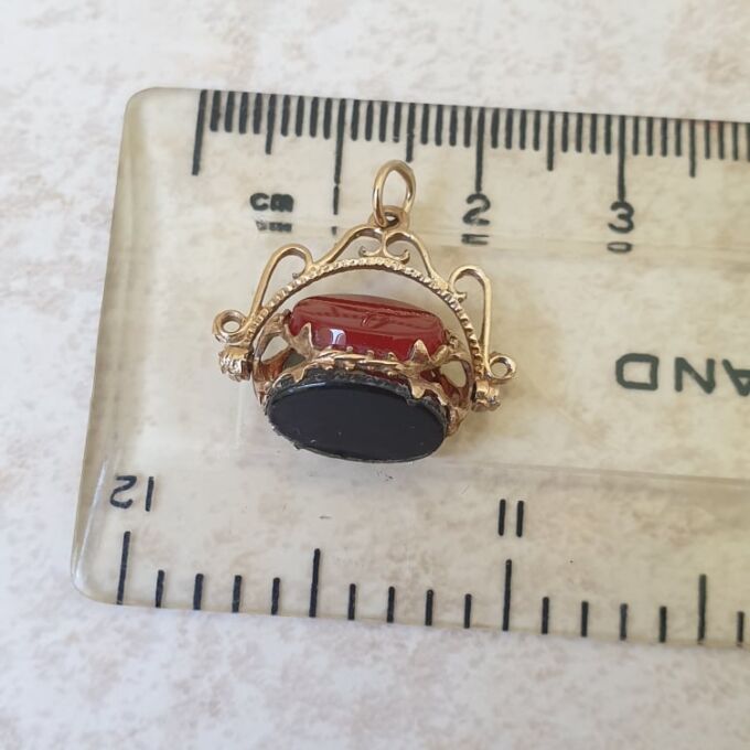 Small Three Stone Spinner Pendant in 9ct Gold