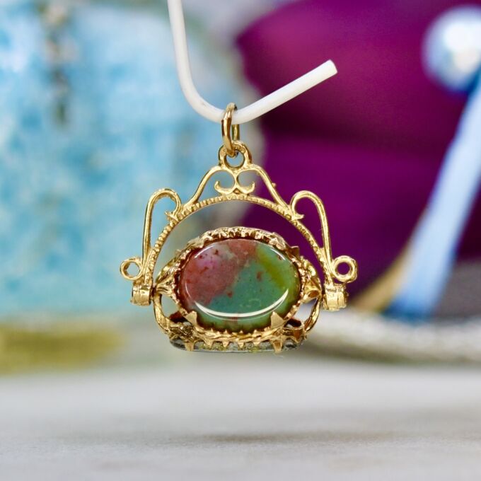 Small Three Stone Spinner Pendant in 9ct Gold