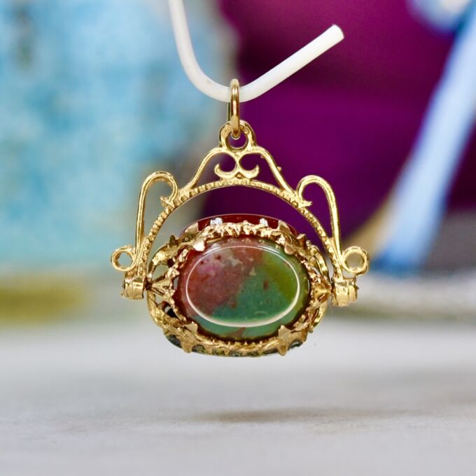 Small Three Stone Spinner Pendant in 9ct Gold