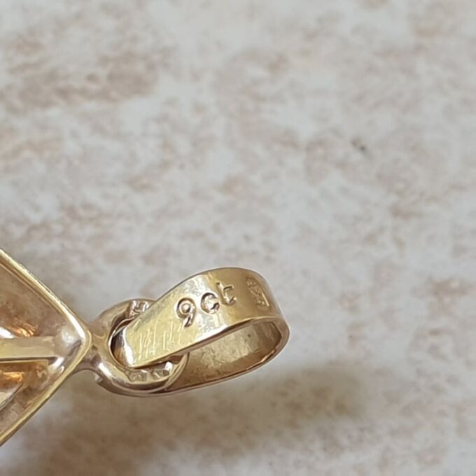 Pretty Pear Shaped Pendant in 9ct Gold