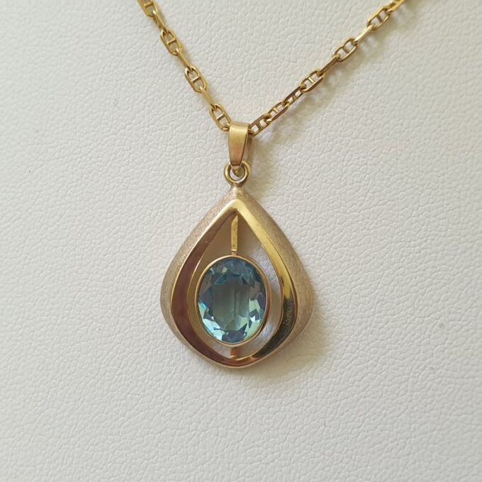 Pretty Pear Shaped Pendant in 9ct Gold