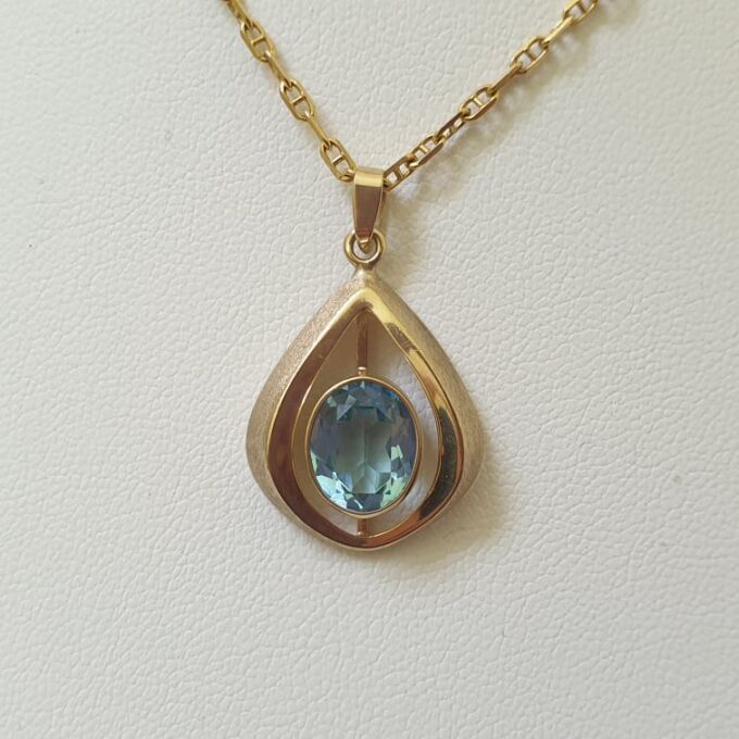 Pretty Pear Shaped Pendant in 9ct Gold