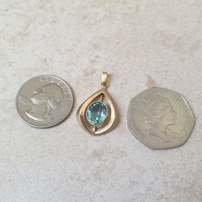 Pretty Pear Shaped Pendant in 9ct Gold