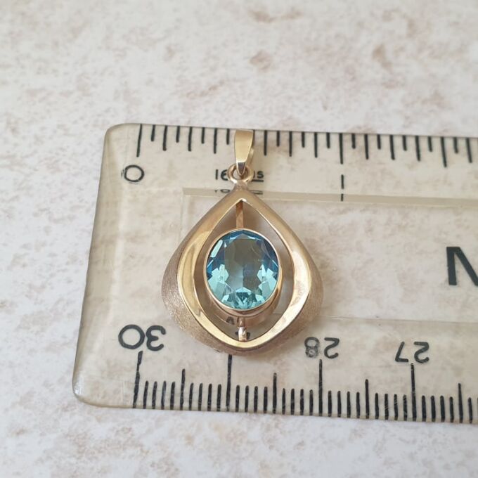 Pretty Pear Shaped Pendant in 9ct Gold