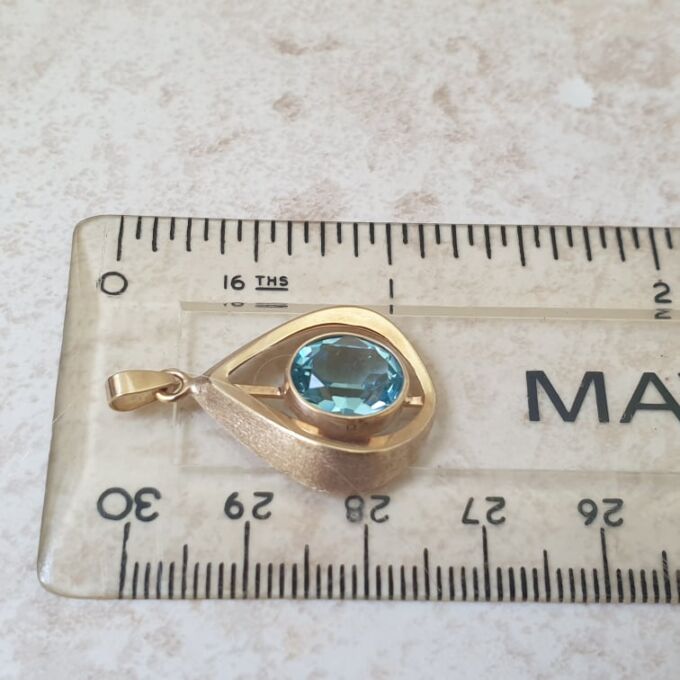 Pretty Pear Shaped Pendant in 9ct Gold