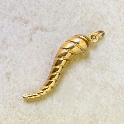 Twisted Italian Cornicello Horn in 9ct Gold