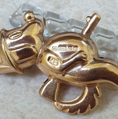 Cartoon Gun Dog in 9ct Gold