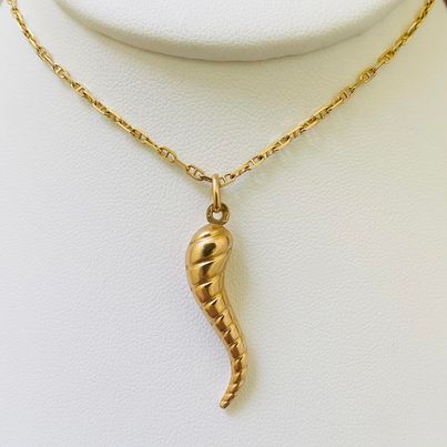 Twisted Italian Cornicello Horn in 9ct Gold
