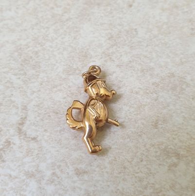 Cartoon Gun Dog in 9ct Gold