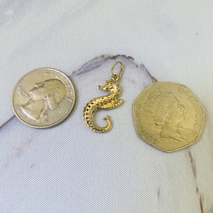 Seahorse Pendant in 9ct Gold