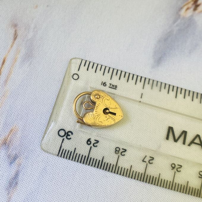 Small Heart Padlock in 9ct Gold