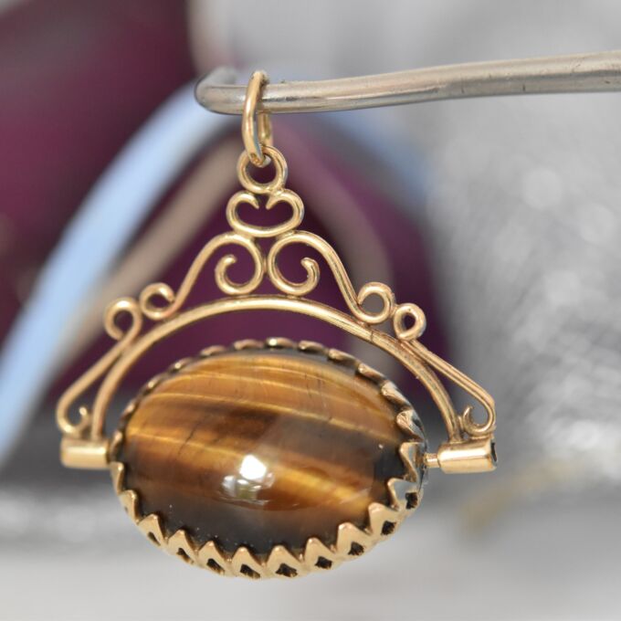 Onyx and Tigers Eye Spinning Pendant in 9ct Gold
