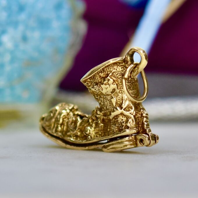 Opening Boot with Love Bird in 9ct Gold