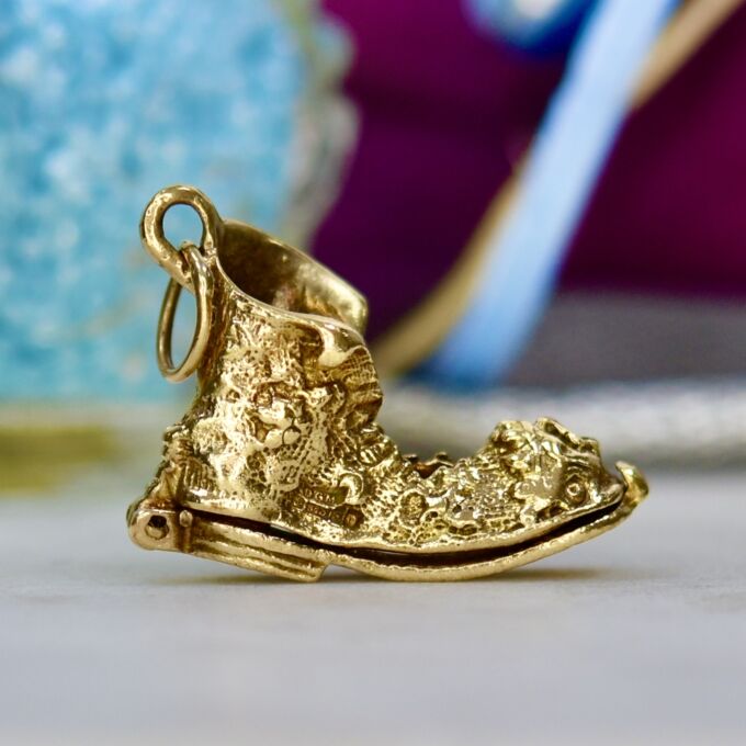 Opening Boot with Love Bird in 9ct Gold