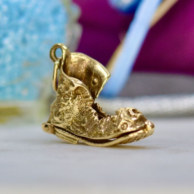 Opening Boot with Love Bird in 9ct Gold