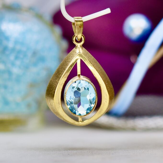 Pretty Pear Shaped Pendant in 9ct Gold