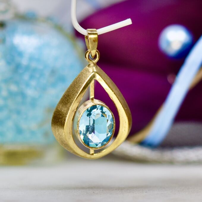 Pretty Pear Shaped Pendant in 9ct Gold