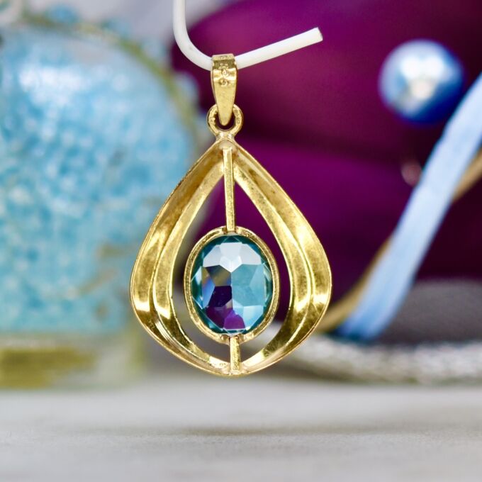 Pretty Pear Shaped Pendant in 9ct Gold