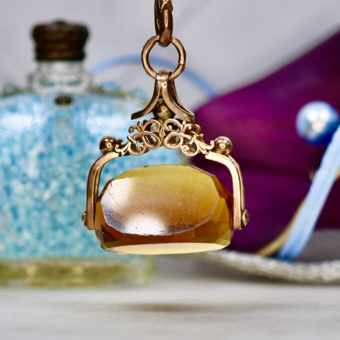 Antique Swivel Spinner Fob in 9ct Gold