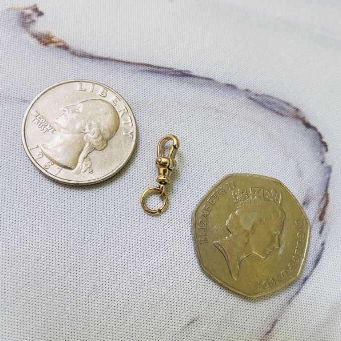 Tiny Albert Dog Clip in 9ct Gold