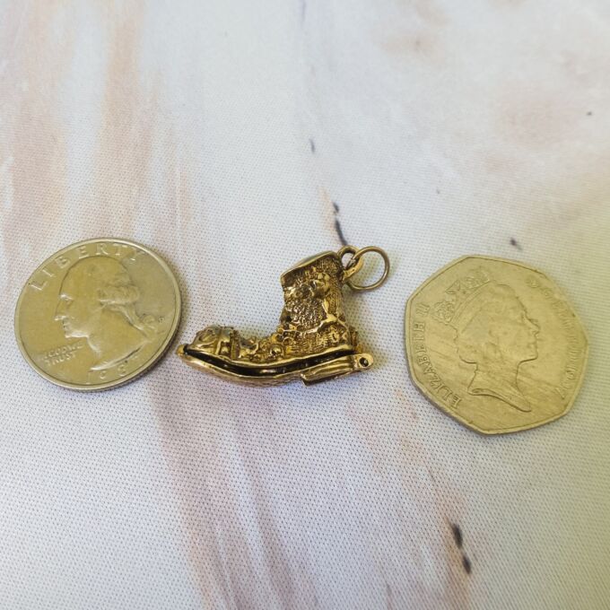 Opening Boot with Love Bird in 9ct Gold