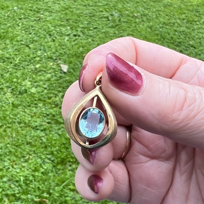 Pretty Pear Shaped Pendant in 9ct Gold