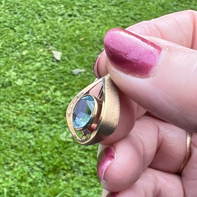 Pretty Pear Shaped Pendant in 9ct Gold