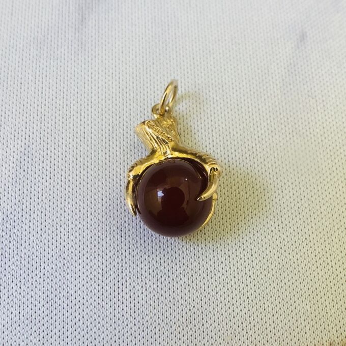 Small Carnelian Talon Charm Pendant in 9ct Gold