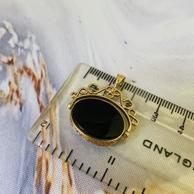 Carnelian & Onyx Spinning Pendant 9ct Gold