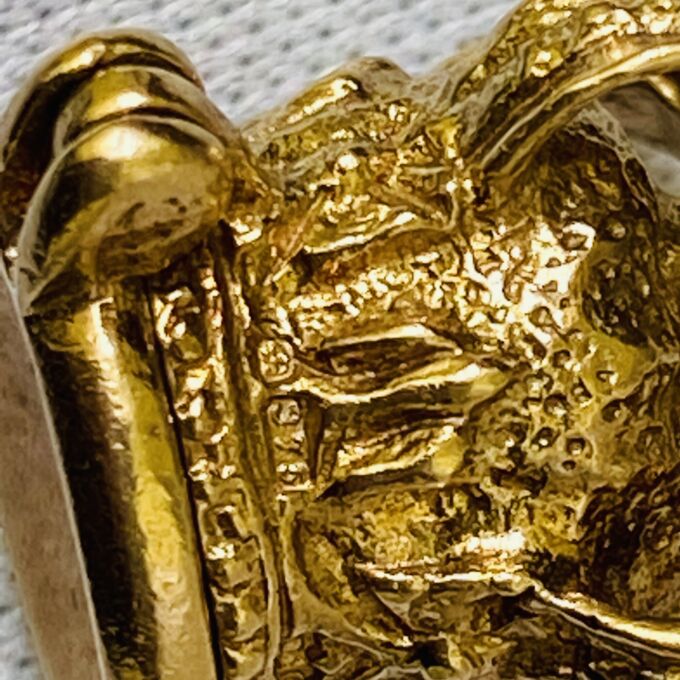 Opening Crown Pendant in 9ct Gold