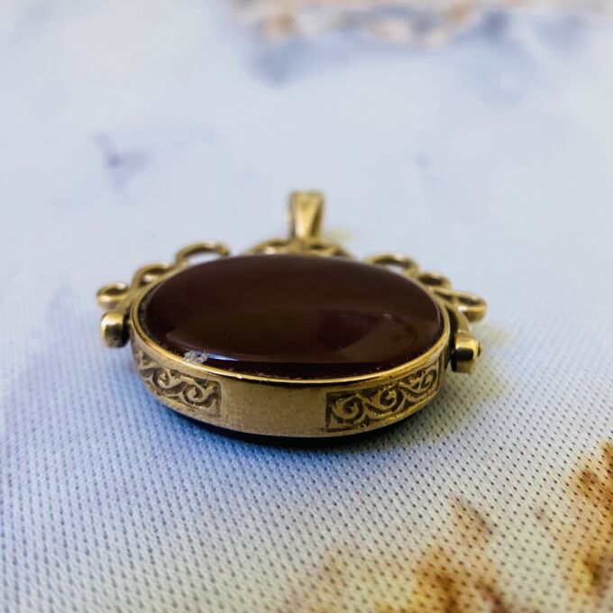 Carnelian & Onyx Spinning Pendant 9ct Gold