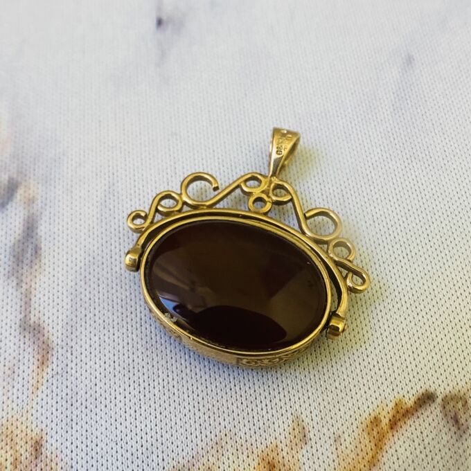Carnelian & Onyx Spinning Pendant 9ct Gold