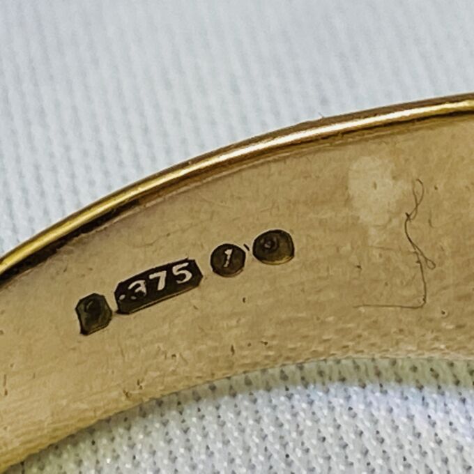 Big Onyx Signet Ring in 9ct Gold