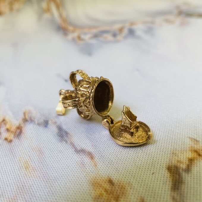 Opening Crown Pendant in 9ct Gold